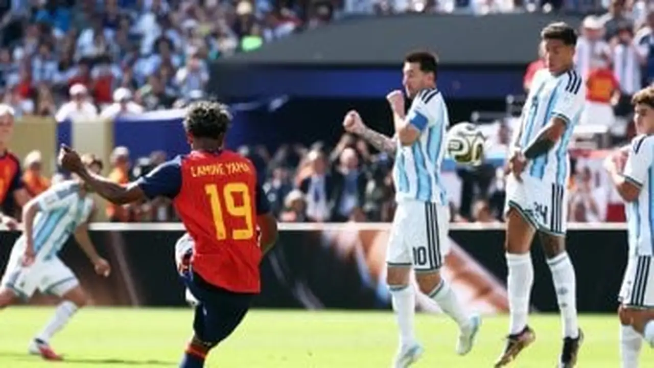شوط رابع مثير بين أسبانيا والأرجنتين في نهائي كأس العالم